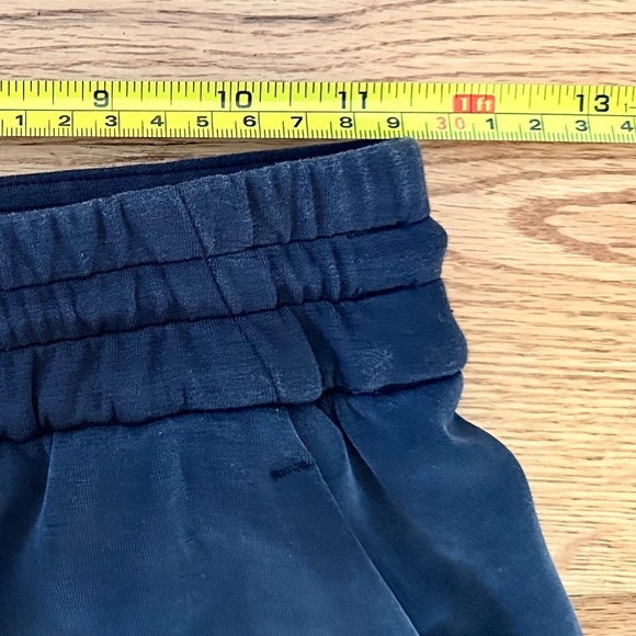 LIKE NEW Lululemon Softstreme High-Rise Short 4" in Black (Size 2) - Picture 6 of 9